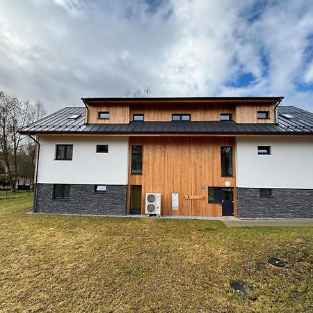 Apartmany U Plaze Lipna - Male Lipno Černá v Pošumaví المظهر الخارجي الصورة