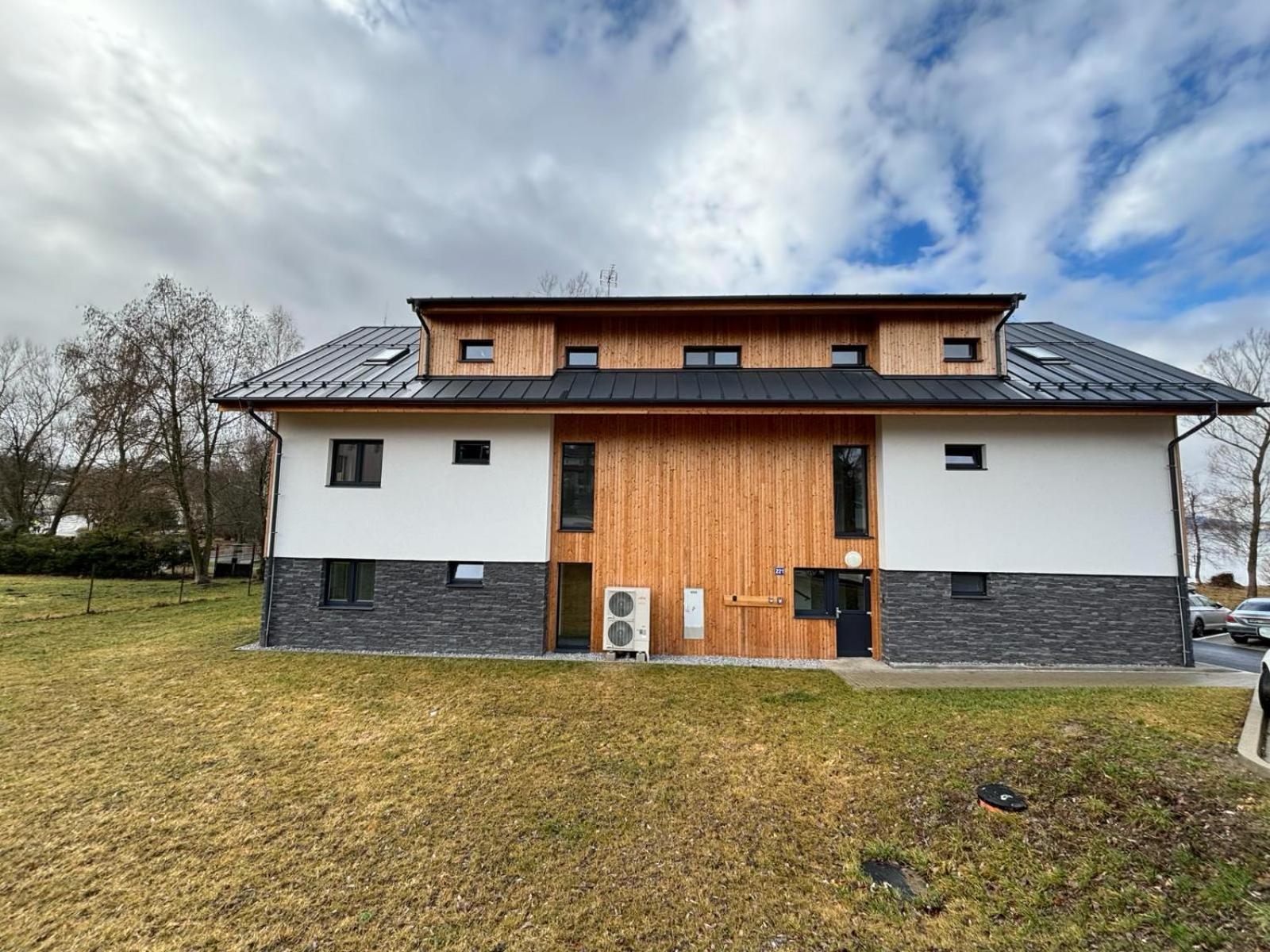 Apartmany U Plaze Lipna - Male Lipno Černá v Pošumaví المظهر الخارجي الصورة